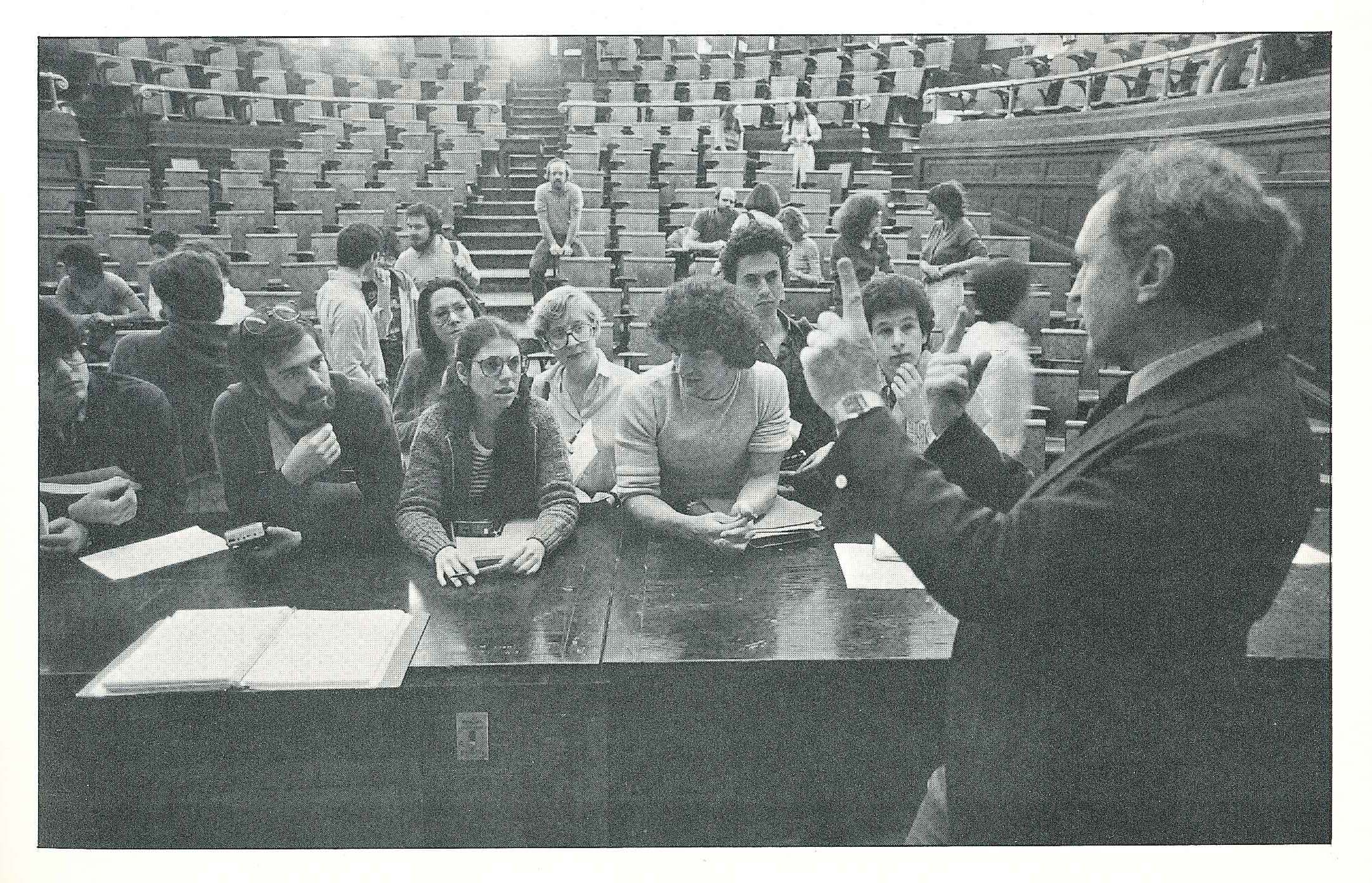 Photo of Ronald Breslow instructing students in Havemeyer Hall