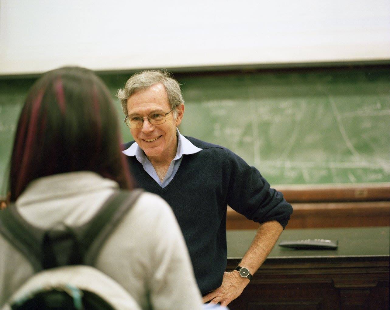 Photo of Eric Foner teaching in classroom