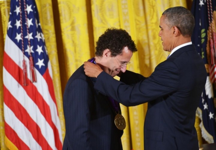 Kushner receiving medal from Obama