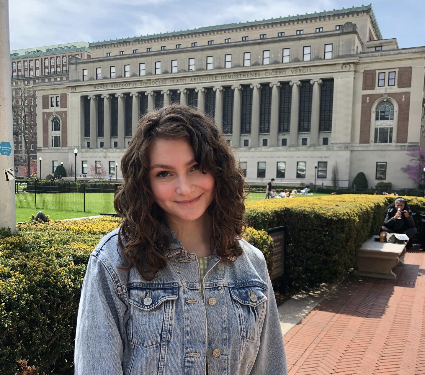 Amanda Daly CC’22 in front of Butler Library