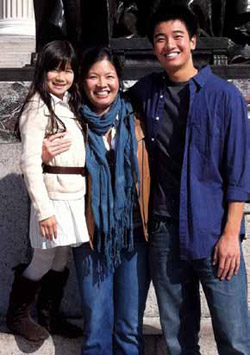 Vivian Jonokuchi ’90 (center) visits campus with her daughter, Olivia, and son Alex ’14.