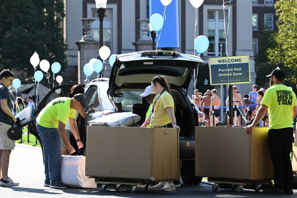 NSOP volunteers help Lion families unpack to move into dorms