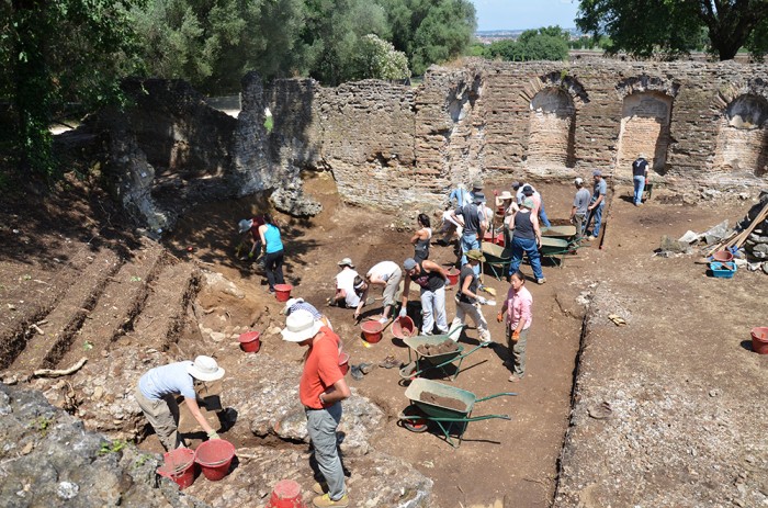 Students digging at Hadrian's Villa. Photo: Courtesy Office of Global Programs