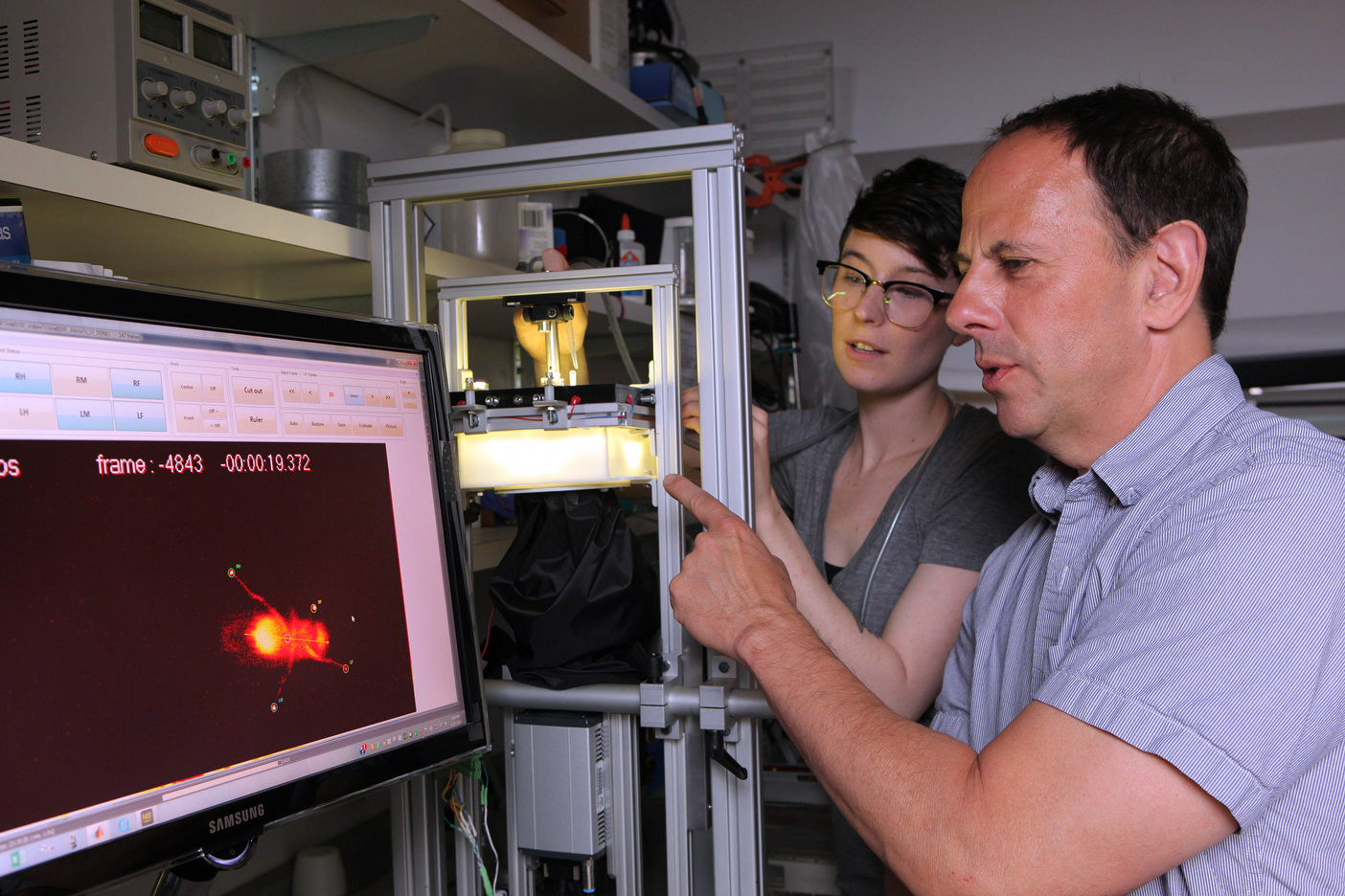 Instructor teaching student on computer in Zuckerman Lab