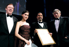 Dean Austin Quigley, Samantha Elghanayan ’09, Paterson and President Lee C. Bollinger at the 2007 John Jay Awards Dinner, where Paterson was one of five alumni honored for distinguished professional achievement. PHOTO: EILEEN BARROSO