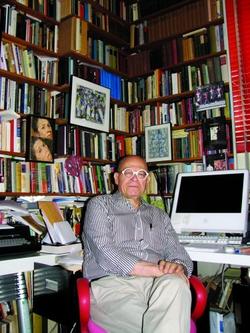 Richard Howard ’51 in his apartment, where School of the Arts  poetry students meet with him to work one-on-one.PHOTO: GORDON CHENOWETH SAUER ’11 ARTS