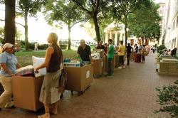 Incoming students and their parents start the move-in process at Orientation 2007. Photo: Eileen Barroso