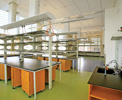 The Northwest Corner Building includes classrooms, laboratories (above), a science library and a café. photos: David Sundberg