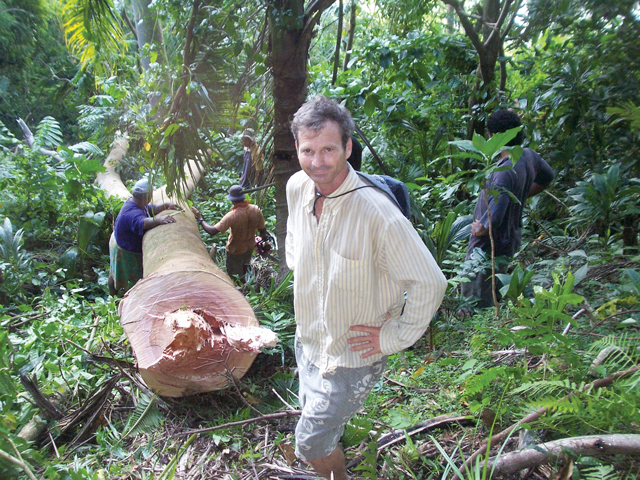 Jon Ross ’83 and a felled tree, soon to become one of 16 canoes. PHOTO: Tuilagi Asa