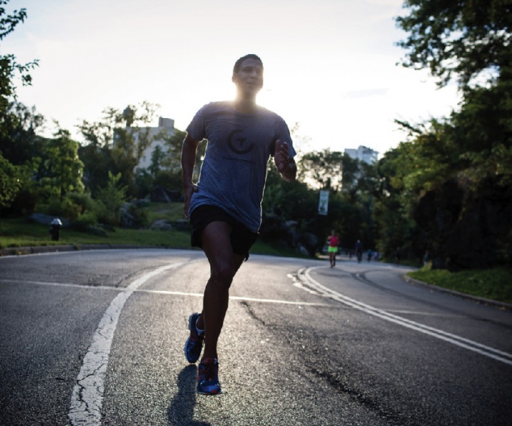  Robert Reffkin ’00, BUS’03 participates in a marathon.