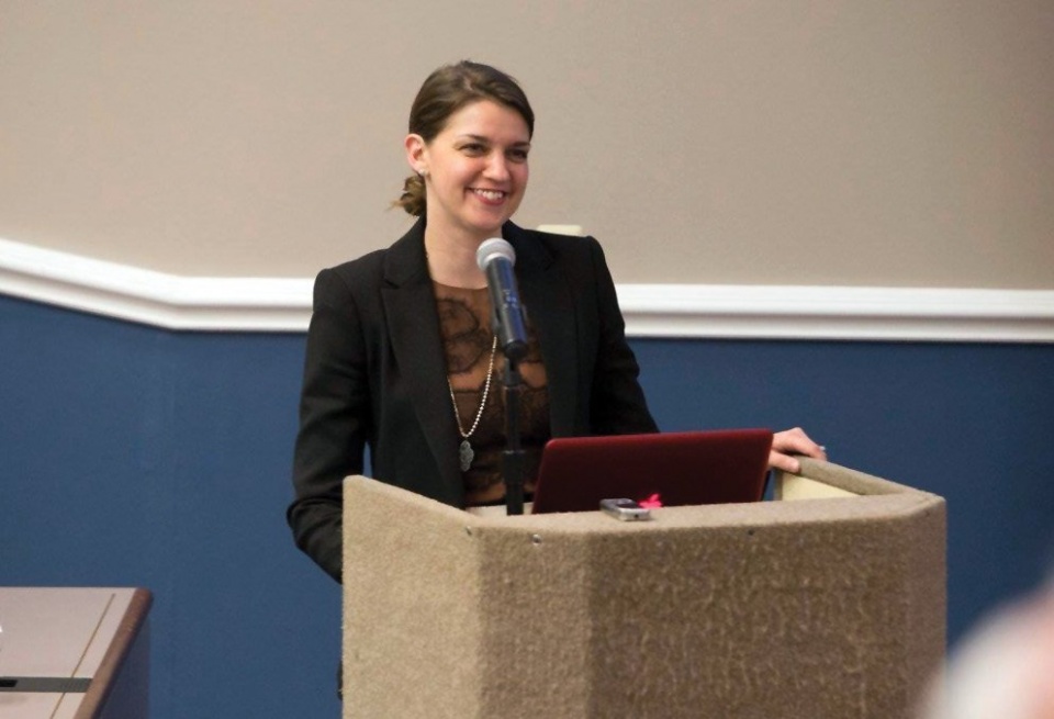 Jacquelyn Schneider ’05 standing behind a podium