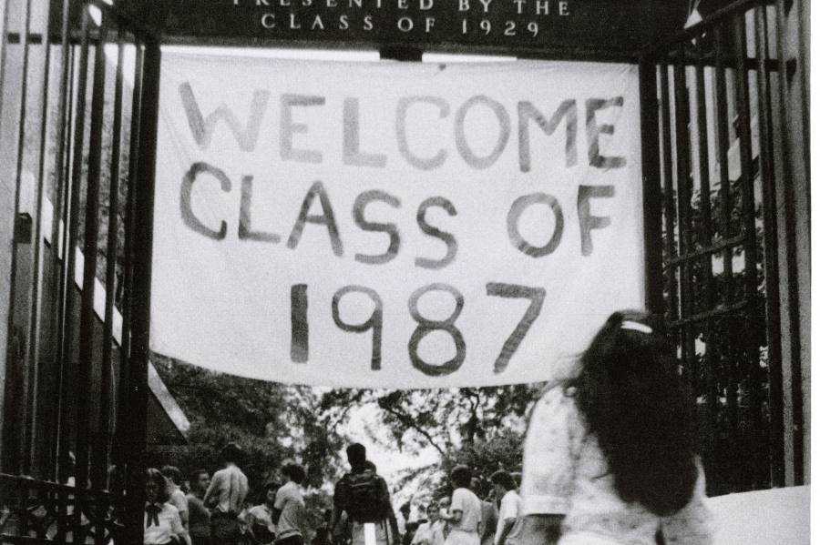A sign at the College gates reading "Welcome Class of 1987"