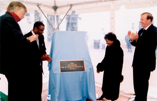 Miriam Weston unveils the plaque honoring her late husband, Rev. Dr. M. Moran Weston II ’30, as (from left) President Lee C. Bollinger, Greg Weston and Dean Austin Quigley applaud.