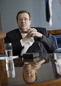 photo of Hendrik Ilves at his desk