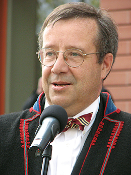 photo of Hendrik Ilves at a mic