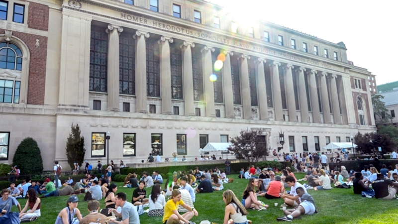 New students eat together on South Lawn in front of Butler Library